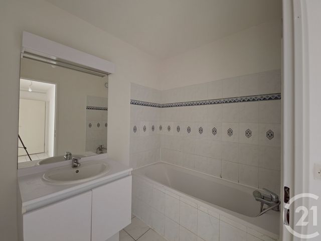 Afficher la photo en grand Appartement T3 à vendre - 3 pièces - 64.69 m2 - MARSEILLE - 13005 - PROVENCE-ALPES-COTE-D-AZUR - Century 21 Immo-Conseil